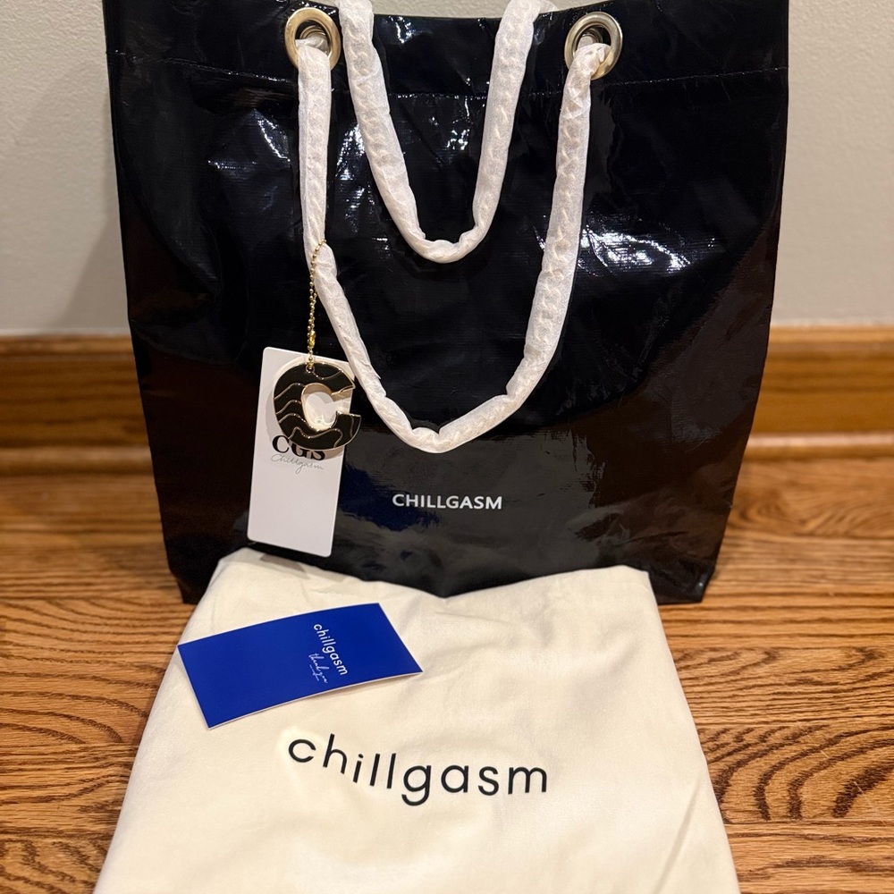 Chillgasm Black Tote Bag with Cream Pouch